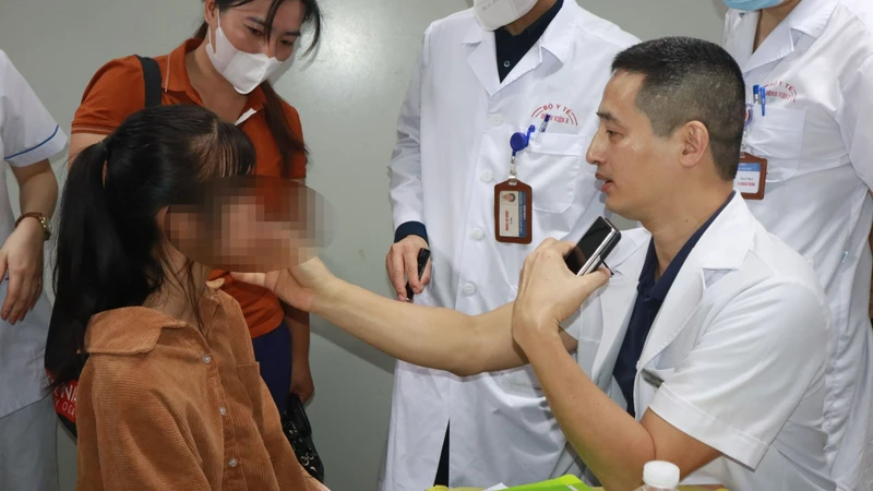 Tiến sĩ, bác sĩ nội trú Nguyễn Tấn Văn khám cho bệnh nhi.