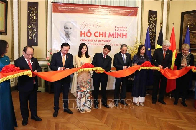 Đại sứ Việt Nam tại Bỉ Nguyễn Văn Thảo và Phó Giám đốc Khu di tích Chủ tịch Hồ Chí Minh tại Phủ Chủ tịch Nguyễn Văn Dương cùng các vị khách quốc tế cắt băng khai mạc triển lãm về cuộc đời và sự nghiệp của Chủ tịch Hồ Chí Minh. (Ảnh: TTXVN)