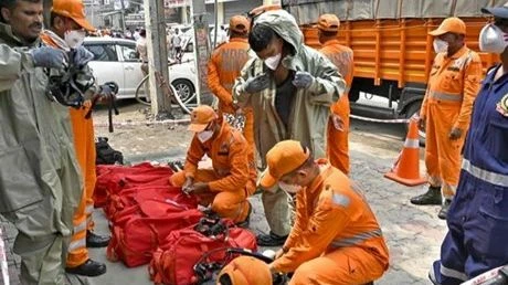 Lực lượng Ứng phó thảm họa quốc gia Ấn Độ được triển khai tại hiện trường vụ rò rỉ khí gas ở bang Punjab. (Ảnh: AFP/TTXVN)
