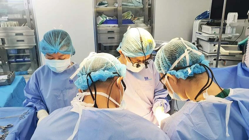Các bác sĩ can thiệp cho người bệnh. 