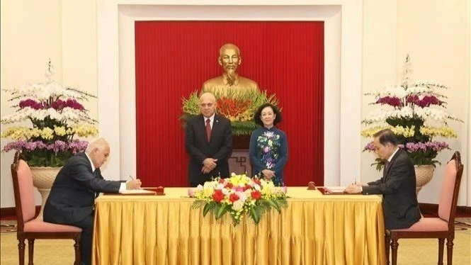 Đồng chí Trương Thị Mai và đồng chí Roberto Morales Ojeda dự Lễ ký thoả thuận trao đổi và hợp tác giữa hai Đảng. (Ảnh: TTXVN)
