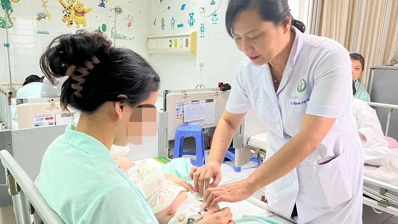 Phó Giáo sư, Tiến sĩ Nguyễn Việt Hoa thăm khám cho trẻ. 