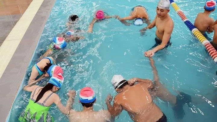 Một lớp dạy kỹ năng bơi và phòng, chống đuối nước cho trẻ em tại quận Hai Bà Trưng, Hà Nội. (Ảnh: THU HÀ)