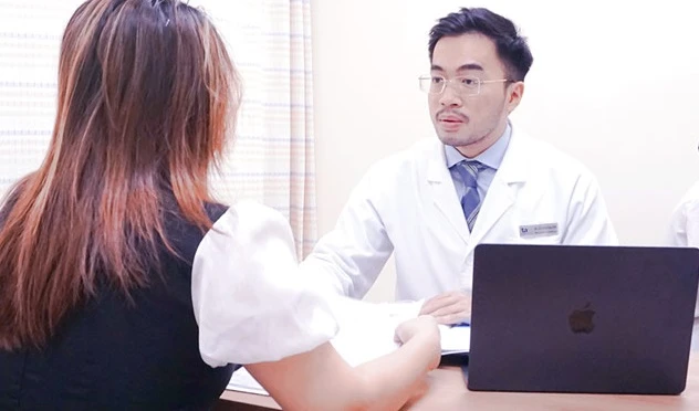 Bác sĩ tư vấn cho người bệnh.