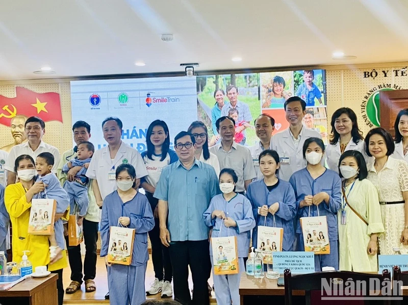 Các bệnh nhi có hoàn cảnh khó khăn nhận quà của Ban Tổ chức tại Lễ phát động.