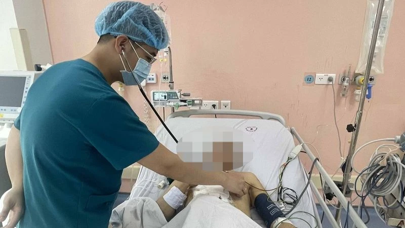 Bác sĩ khám cho bệnh nhân bị suy tim do nắng nóng.