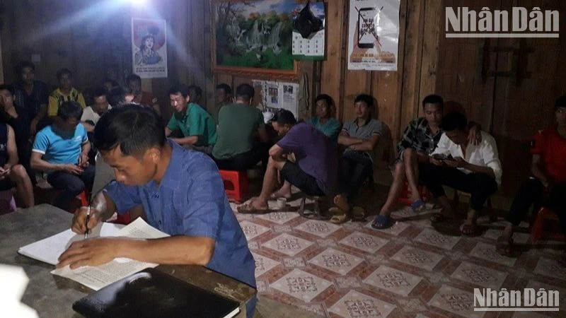 Cán bộ y tế tỉnh Điện Biên rà soát các trường hợp tiếp xúc gần người bệnh tại xã Xá Nhè, huyện Tủa Chùa.