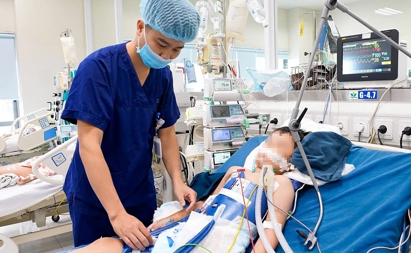 Bé C.T rơi vào tình trạng rất nguy kịch khi được chuyển đến Bệnh viện Nhi Trung ương.