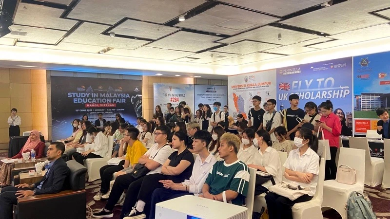 Ngày hội giáo dục thu hút nhiều học sinh, sinh viên đến tham gia.
