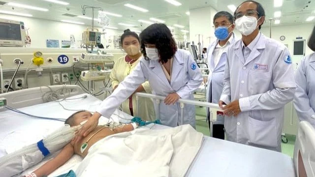 Bệnh nhi phải can thiệp tích cực do mắc tay chân miệng.