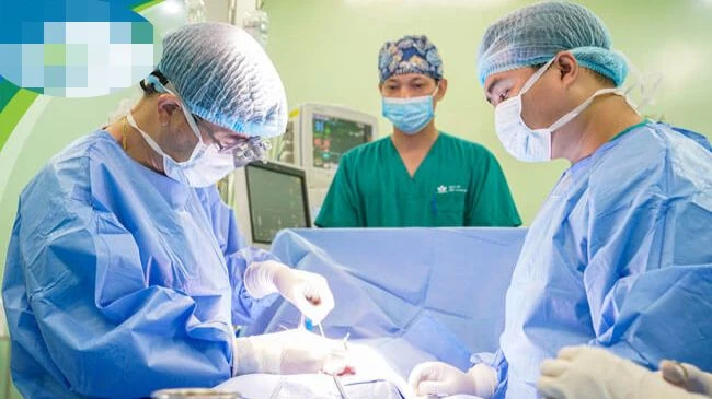 Các bác sĩ ghép thận cho bệnh nhi.