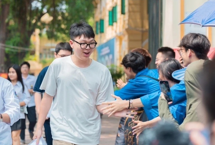 Thí sinh tham dự kỳ thi tuyển sinh vào lớp 10 ở Hà Nội. (Ảnh: Trường THPT Việt Đức)