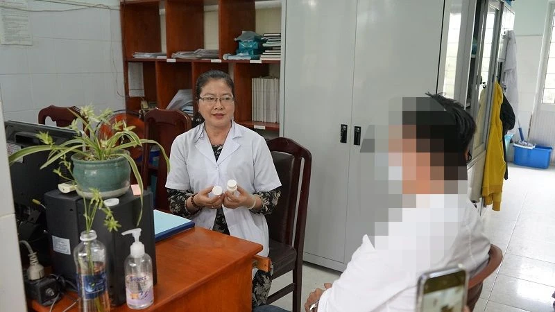 Bác sĩ cấp phát thuốc điều trị Prep cho đối tượng nguy cơ lây nhiễm HIV.