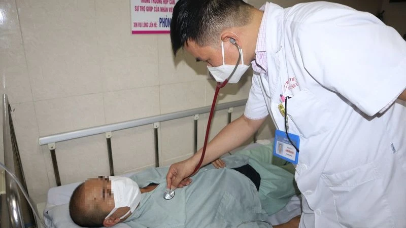 Bác sĩ khám cho bệnh nhân mắc sốt xuất huyết.