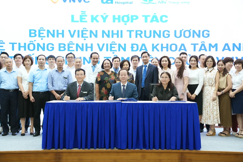 Ký kết hợp tác trong nâng cao chất lượng khám chữa bệnh cho trẻ em.