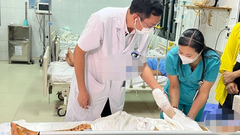 Người phụ nữ bị đa chấn thương sau vụ nổ điện thoại khi đang sạc.