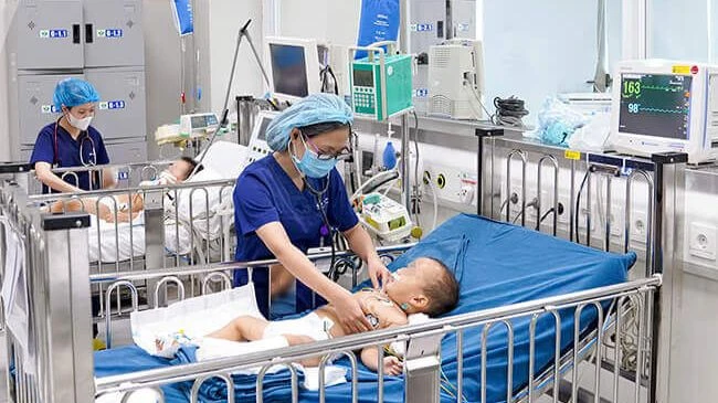Bệnh nhi được điều trị tích cực tại bệnh viện do rắn độc cắn.