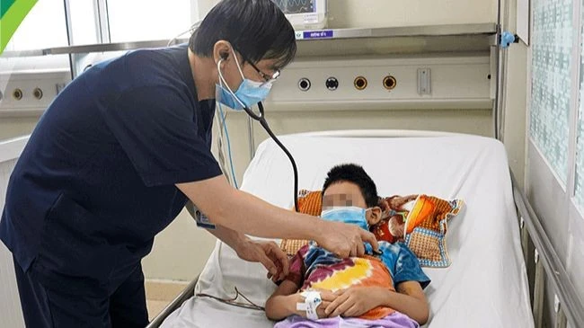 Trẻ mắc sốt xuất huyết điều trị tại Bệnh viện Nhi Trung ương.