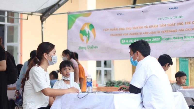 Khám tầm soát cho trẻ còi cọc, suy dinh dưỡng.