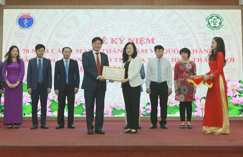 Bộ trưởng Y tế Đào Hồng Lan trao tặng Bằng khen cho Giám đốc Bệnh viện Bạch Mai. 