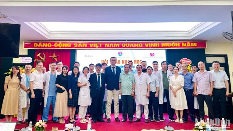 Hai chuyên gia Nhật Bản chia sẻ nhiều kỹ thuật mới tại hội thảo. (Ảnh: T.H)