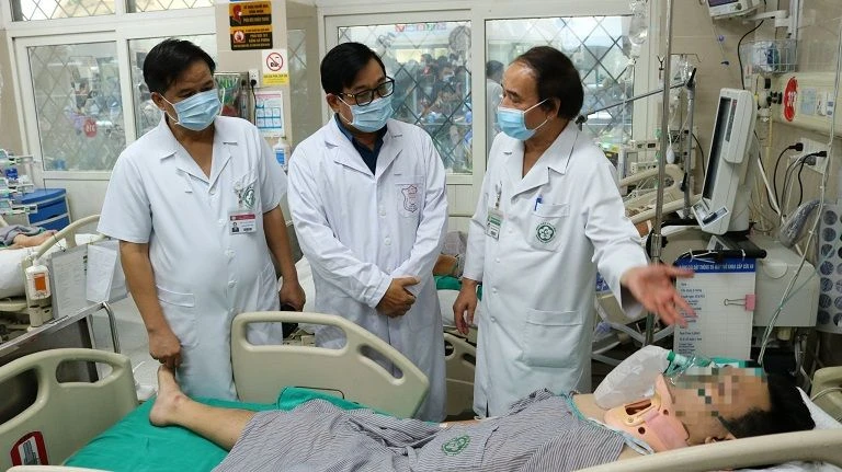 Các y, bác sĩ tập trung cứu chữa cho người bệnh.
