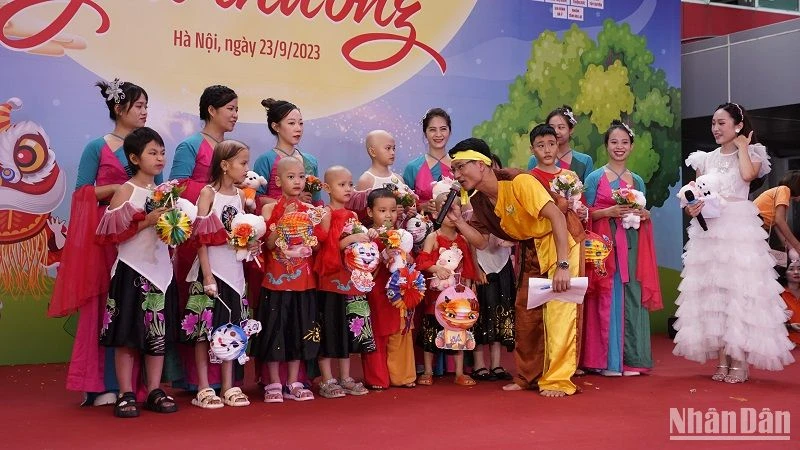 Những nghệ sĩ đặc biệt trên sân khấu Trung thu yêu thương.