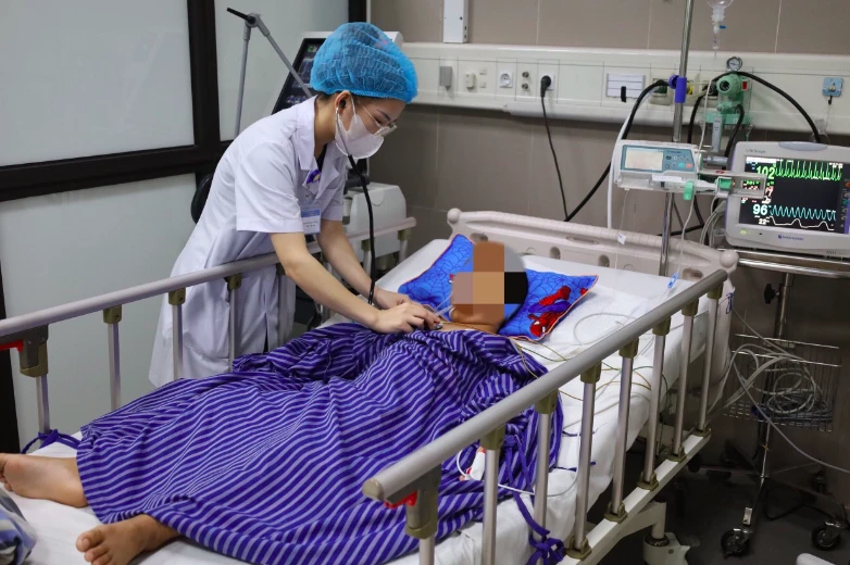 Bệnh nhân thở máy, đang được điều trị tích cực. (Ảnh: BVCC)