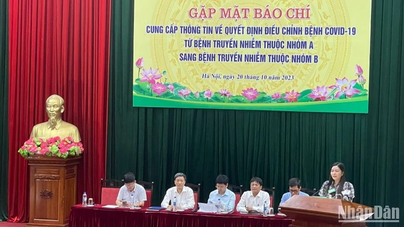 Đại diện các vụ, cục thuộc Bộ Y tế cung cấp thông tin cho báo chí.