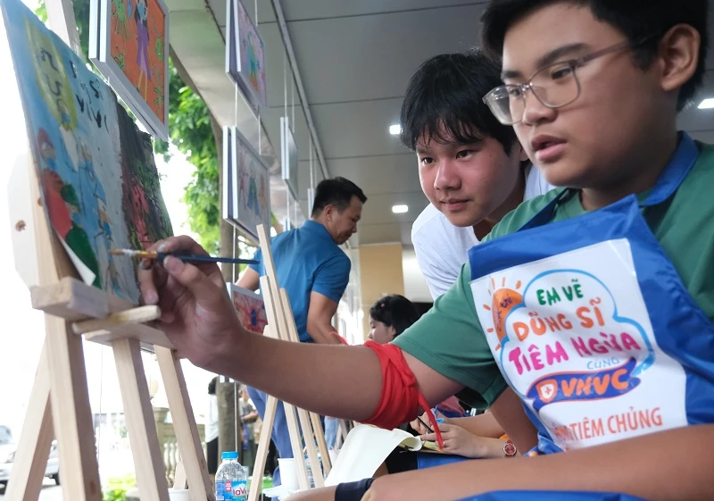 Các em nhỏ háo hức tham gia chương trình tại lễ phát động cuộc thi sáng 21/10.