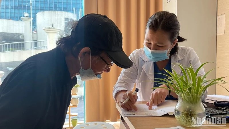 Người cao tuổi khám tại Bệnh viện Lão khoa Trung ương.