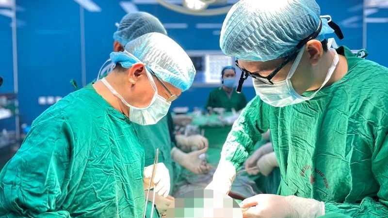 Các bác sĩ tiến hành phẫu thuật cho người bệnh.