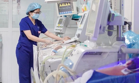 Trẻ suy hô hấp sau sinh mổ chủ động đang được điều trị tích cực tại Trung tâm Sơ sinh, Bệnh viện Nhi Trung ương.