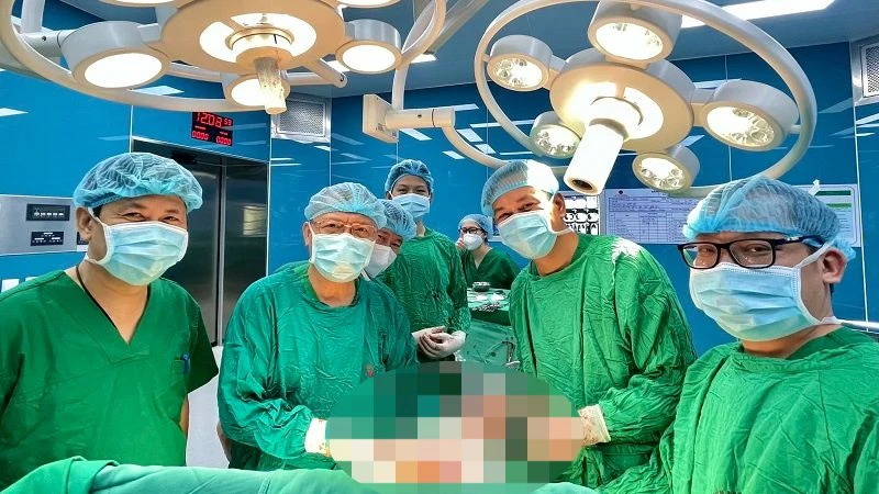 Các bác sĩ loại bỏ thành công khối u cho người bệnh.