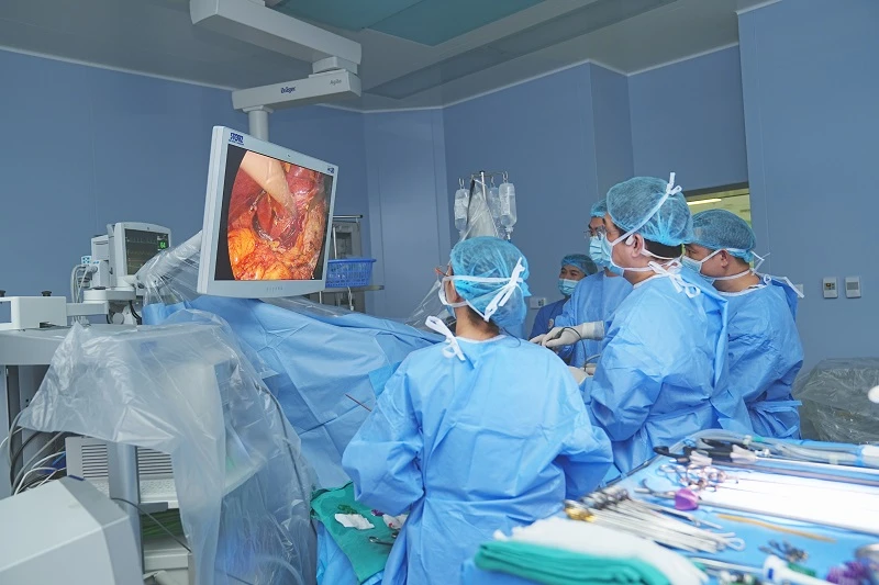 Các bác sĩ tiến hành ca ghép gan cho bệnh nhi.