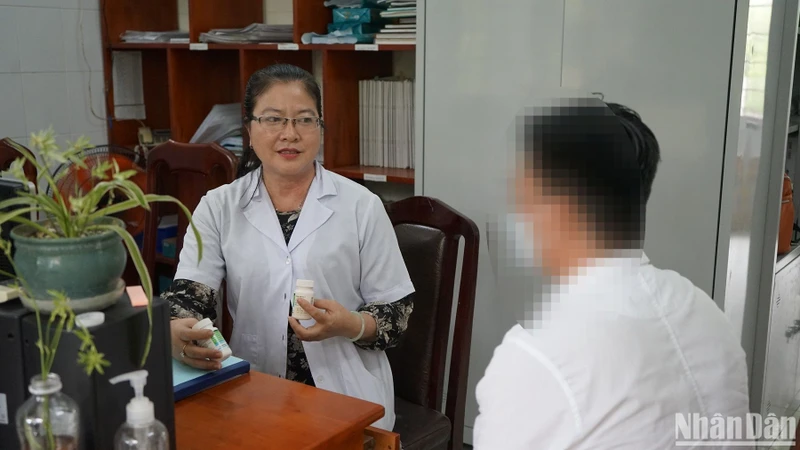 Cấp phát thuốc điều trị cho bệnh nhân 