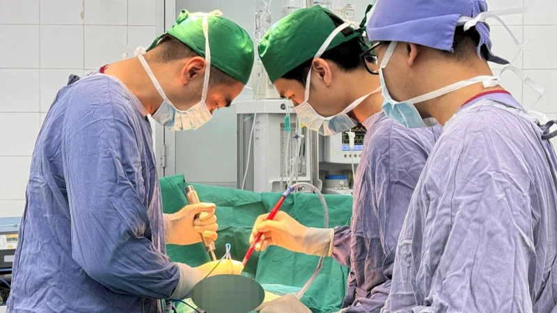 Các bác sĩ phẫu thuật nắn chỉnh cột sống cho bệnh nhân.