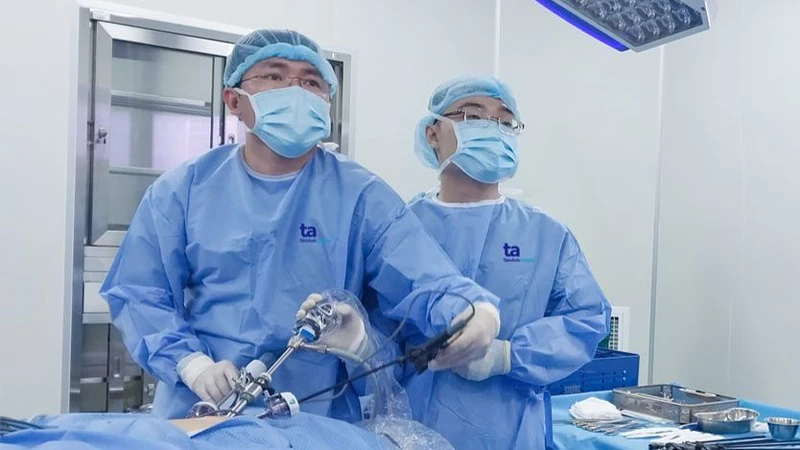 Các bác sĩ can thiệp cho người bệnh. 