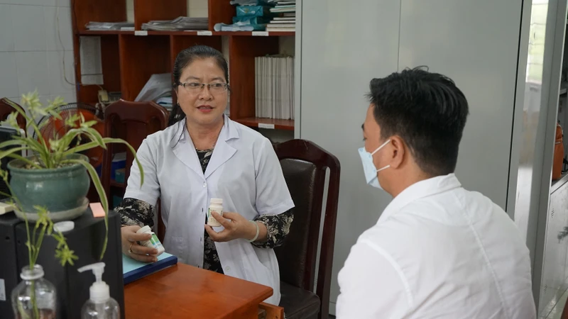 Bác sĩ tư vấn điều trị dự phòng PrEP cho đối tượng nguy cơ. 