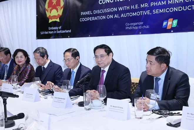 Thủ tướng Phạm Minh Chính phát biểu tại Tọa đàm về hợp tác phát triển trí tuệ nhân tạo và công nghệ. (Ảnh: DƯƠNG GIANG/TTXVN)