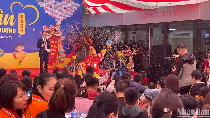 Hàng nghìn bệnh nhi thưởng thức chương trình "Xuân yêu thương" tại Bệnh viện Nhi Trung ương sáng 3/2.