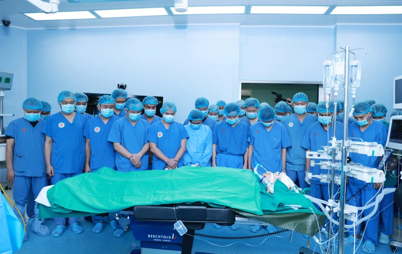 Các nhân viên y tế nghiêng mình trước nghĩa cử cao đẹp hiến tặng mô tạng của nam thanh niên 26 tuổi. 