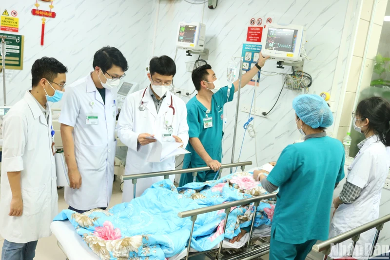 Phó Giáo sư, Tiến sĩ Mai Duy Tôn, Giám đốc Trung tâm Đột quỵ, Bệnh viện Bạch Mai hội chẩn ca bệnh đột quỵ não. Ảnh: TRẦN LAM
