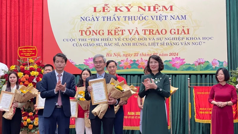 Trao giải cho tác giả đạt giải cuộc thi "Tìm hiểu cuộc đời và sự nghiệp khoa học của Giáo sư, bác sĩ, Anh hùng Liệt sĩ Đặng Văn Ngữ".