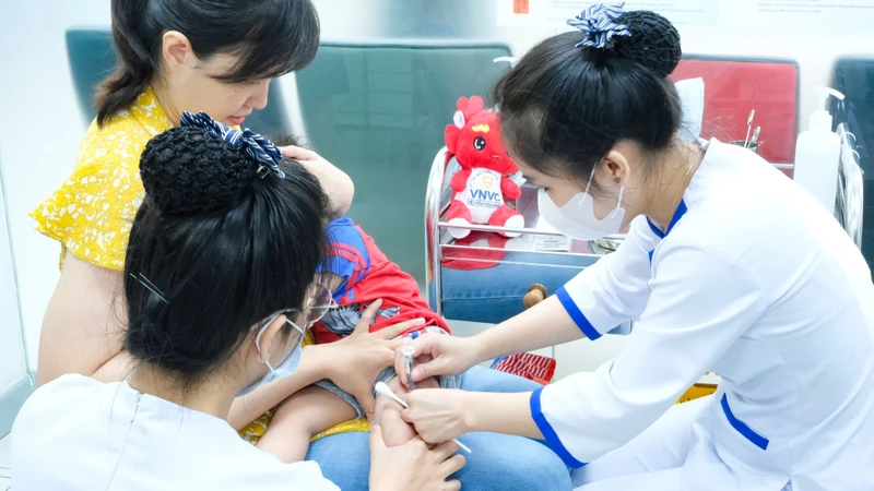 Tiêm vaccine phòng bệnh viêm màng não cho bé trai. 