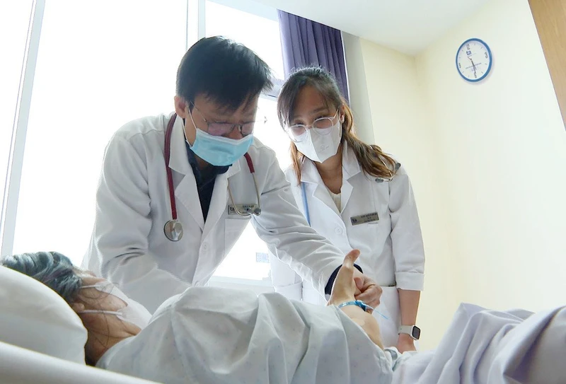 Bác sĩ khám cho bệnh nhân nữ mắc bệnh thủy đậu đang nằm viện. 