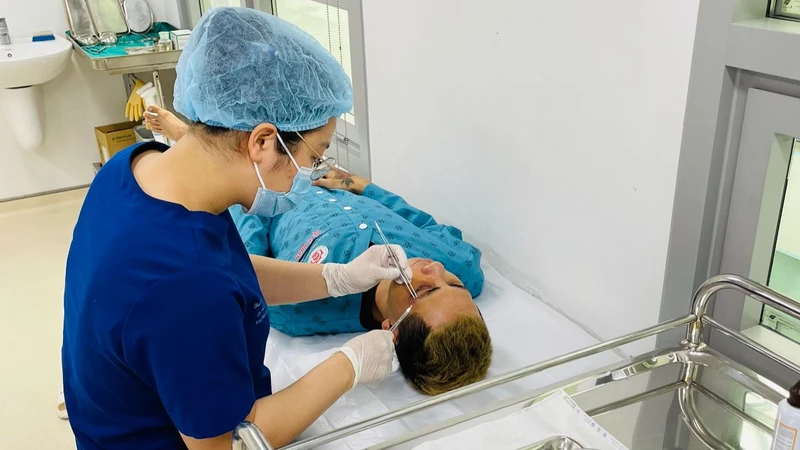 Bác sĩ xử trí vết thương cho bệnh nhân.