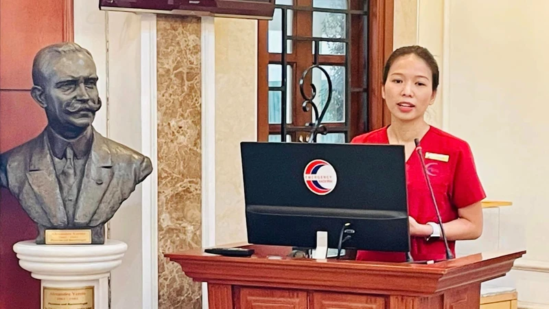 Điều dưỡng Đặng Thị Hạ - nữ nhân viên y tế Trung tâm Cấp Cứu A9, Bệnh viện Bạch Mai.