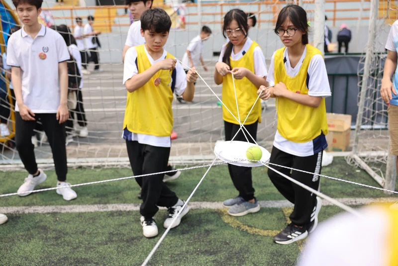 Các em hào hứng tham gia vào phần thi đồng đội.