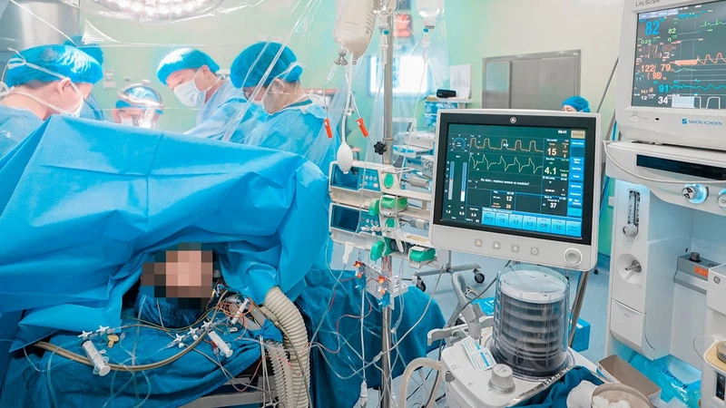Các bác sĩ tiến hành ghép thận cho người bệnh. 